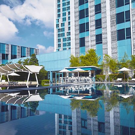 Crimson Hotel Filinvest City, Manila Muntinlupa City Екстериор снимка The pool at the hotel