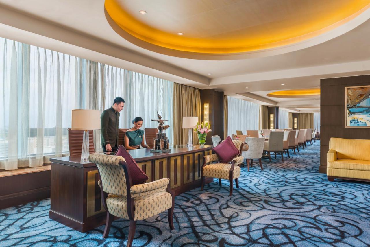 Crimson Hotel Filinvest City, Manila Muntinlupa City Екстериор снимка Club Lounge at the hotel