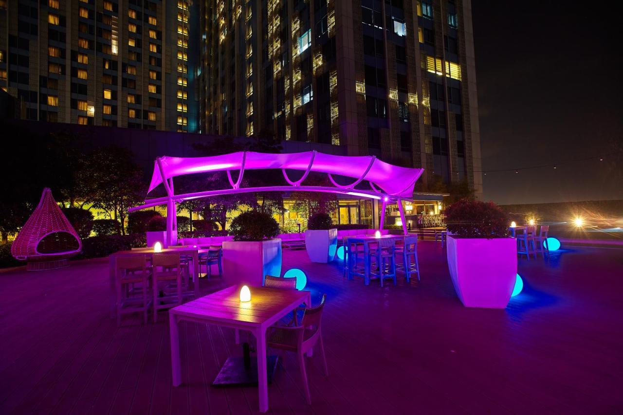 Crimson Hotel Filinvest City, Manila Muntinlupa City Екстериор снимка The Pool Bar