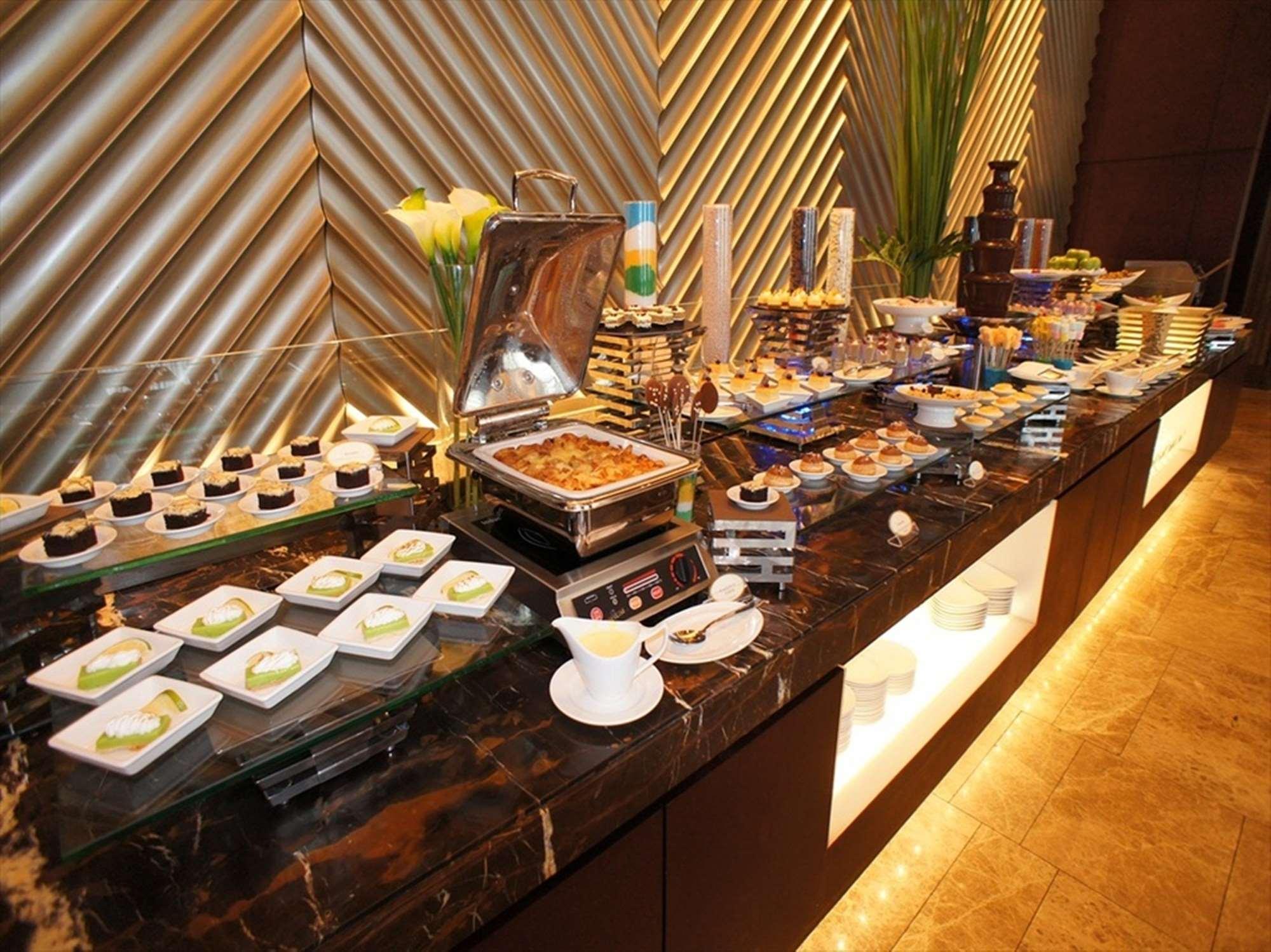 Crimson Hotel Filinvest City, Manila Muntinlupa City Екстериор снимка A buffet at a hotel
