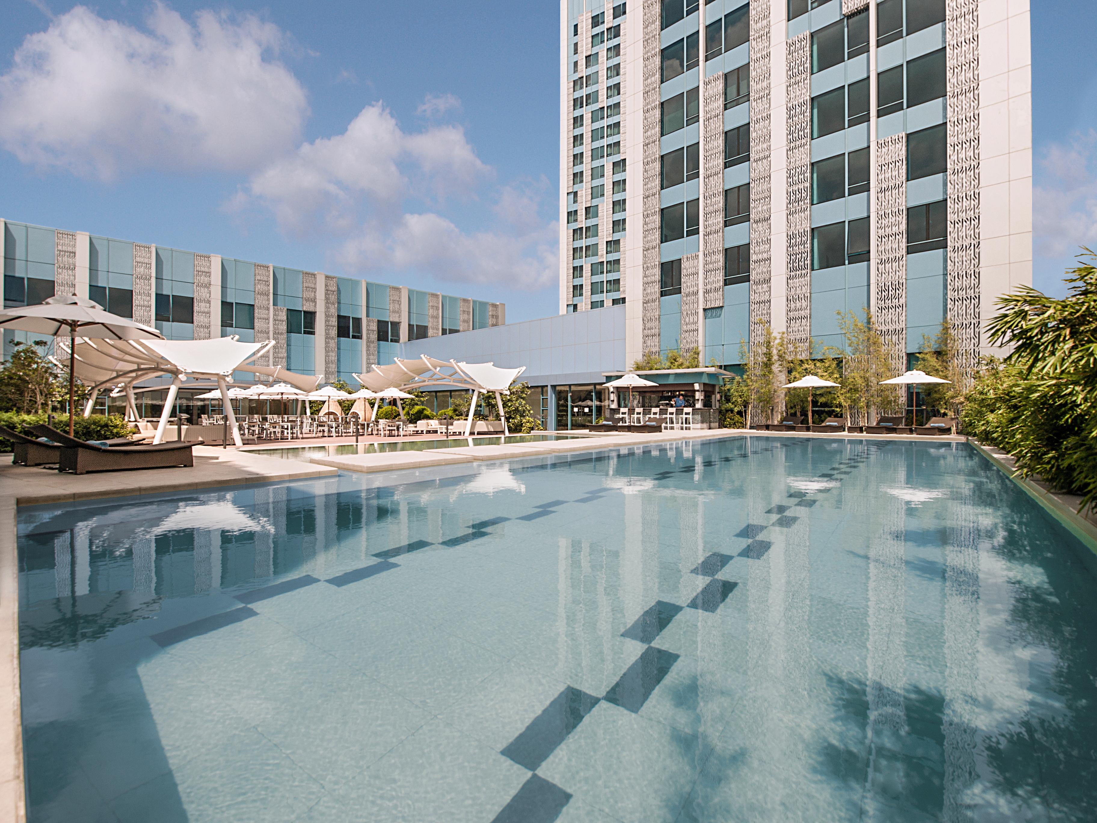 Crimson Hotel Filinvest City, Manila Muntinlupa City Екстериор снимка The pool at the hotel
