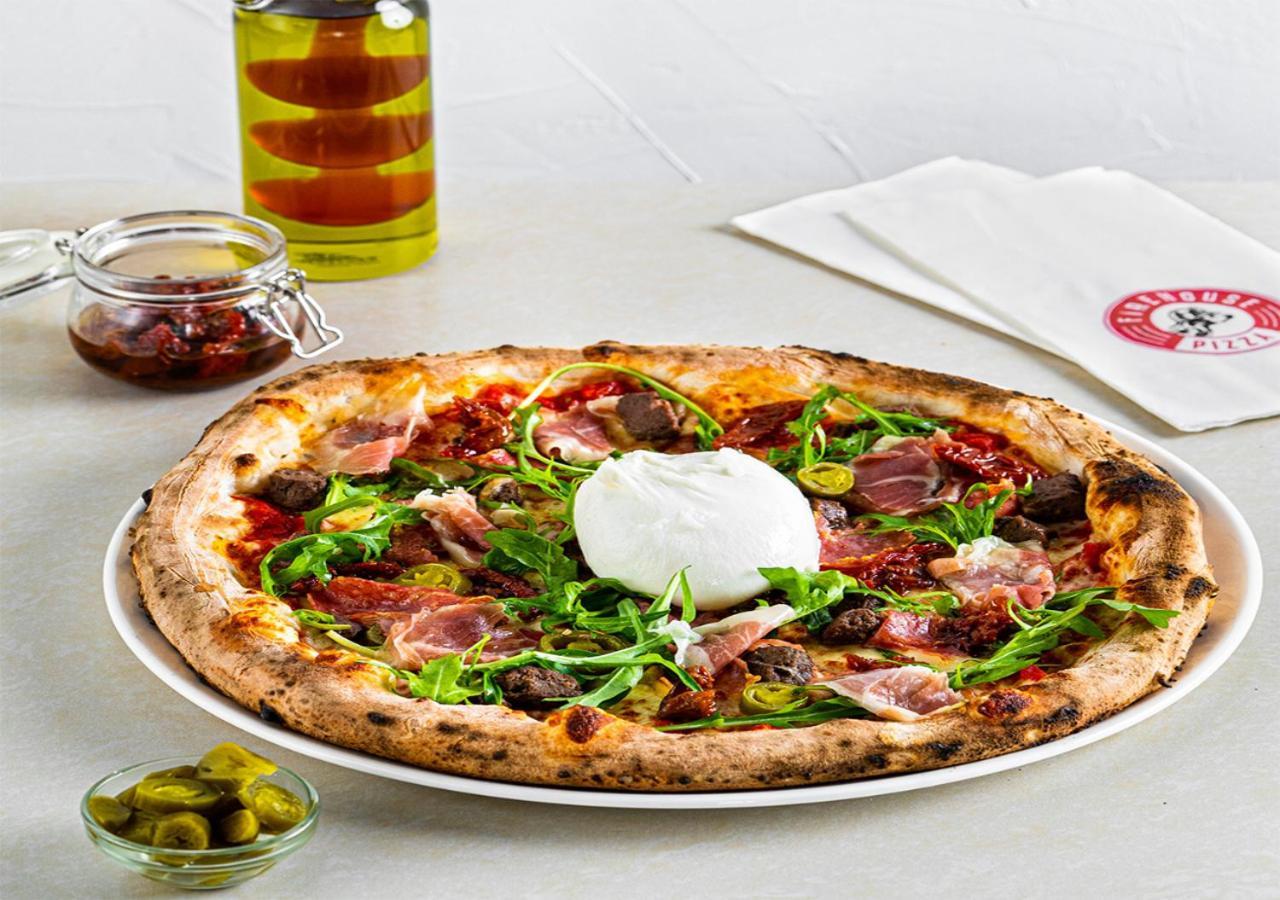 Crimson Hotel Filinvest City, Manila Muntinlupa City Екстериор снимка Pizza with buratta