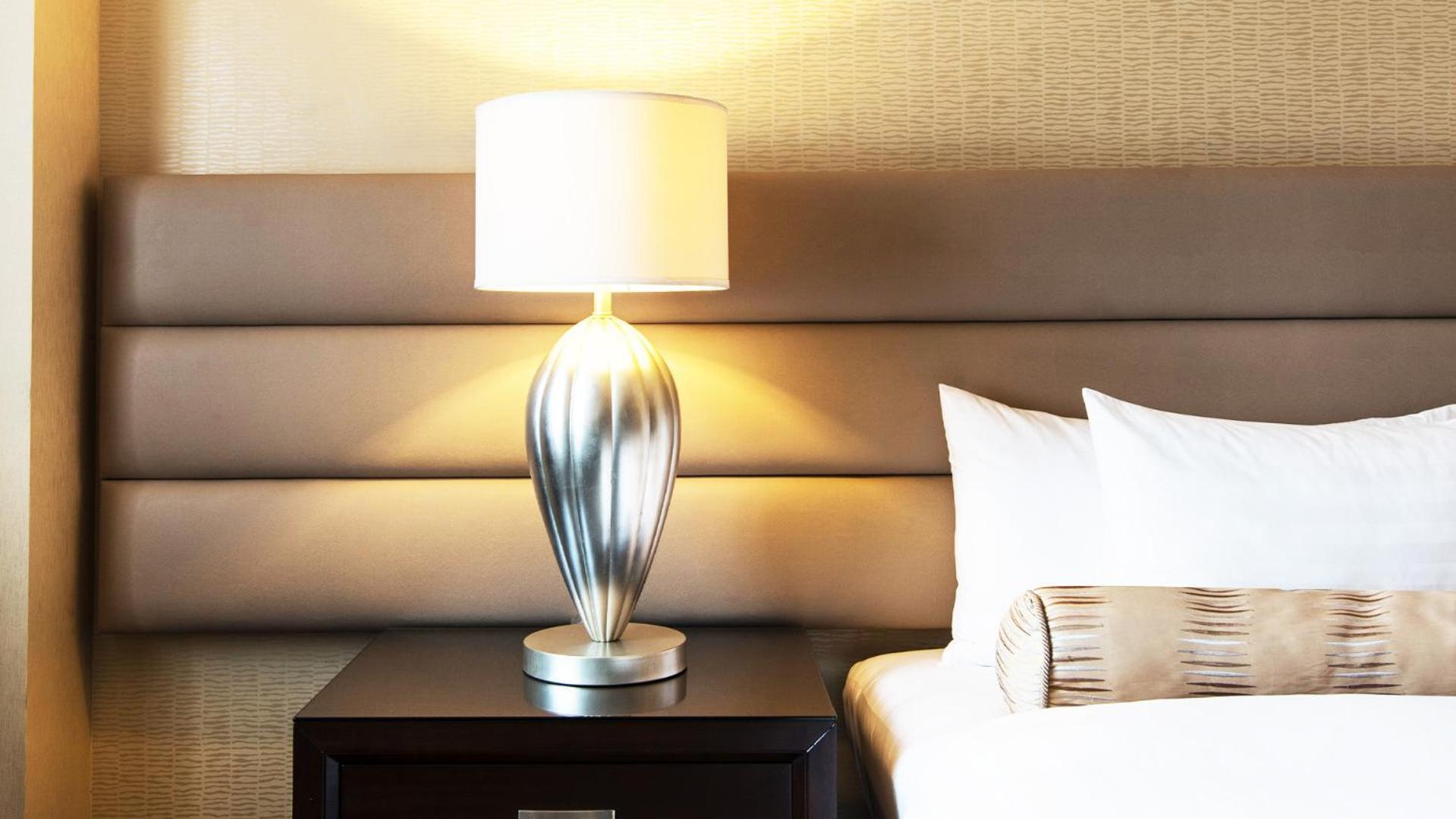 Crimson Hotel Filinvest City, Manila Muntinlupa City Екстериор снимка A table lamp