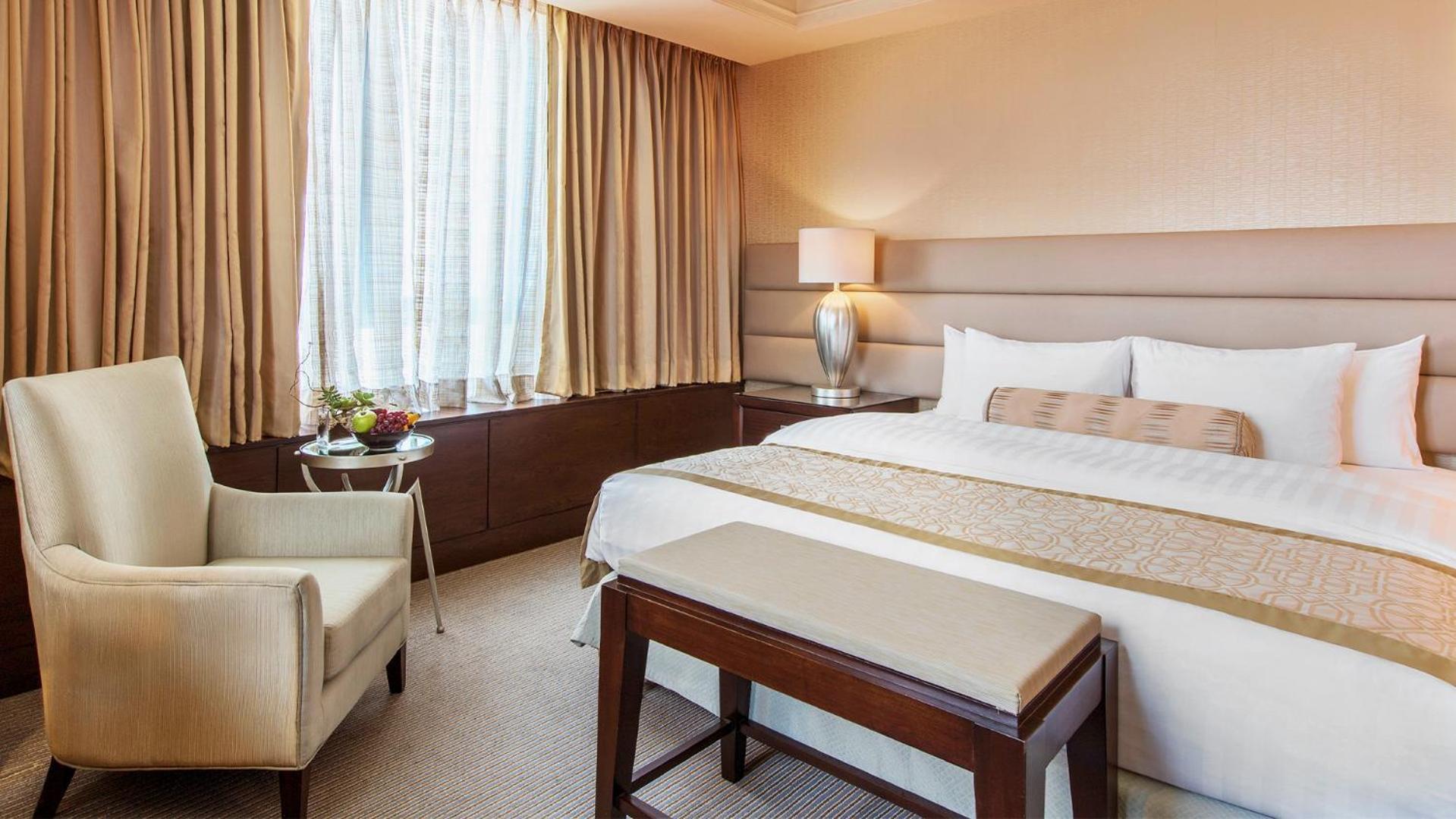 Crimson Hotel Filinvest City, Manila Muntinlupa City Екстериор снимка A room at the hotel