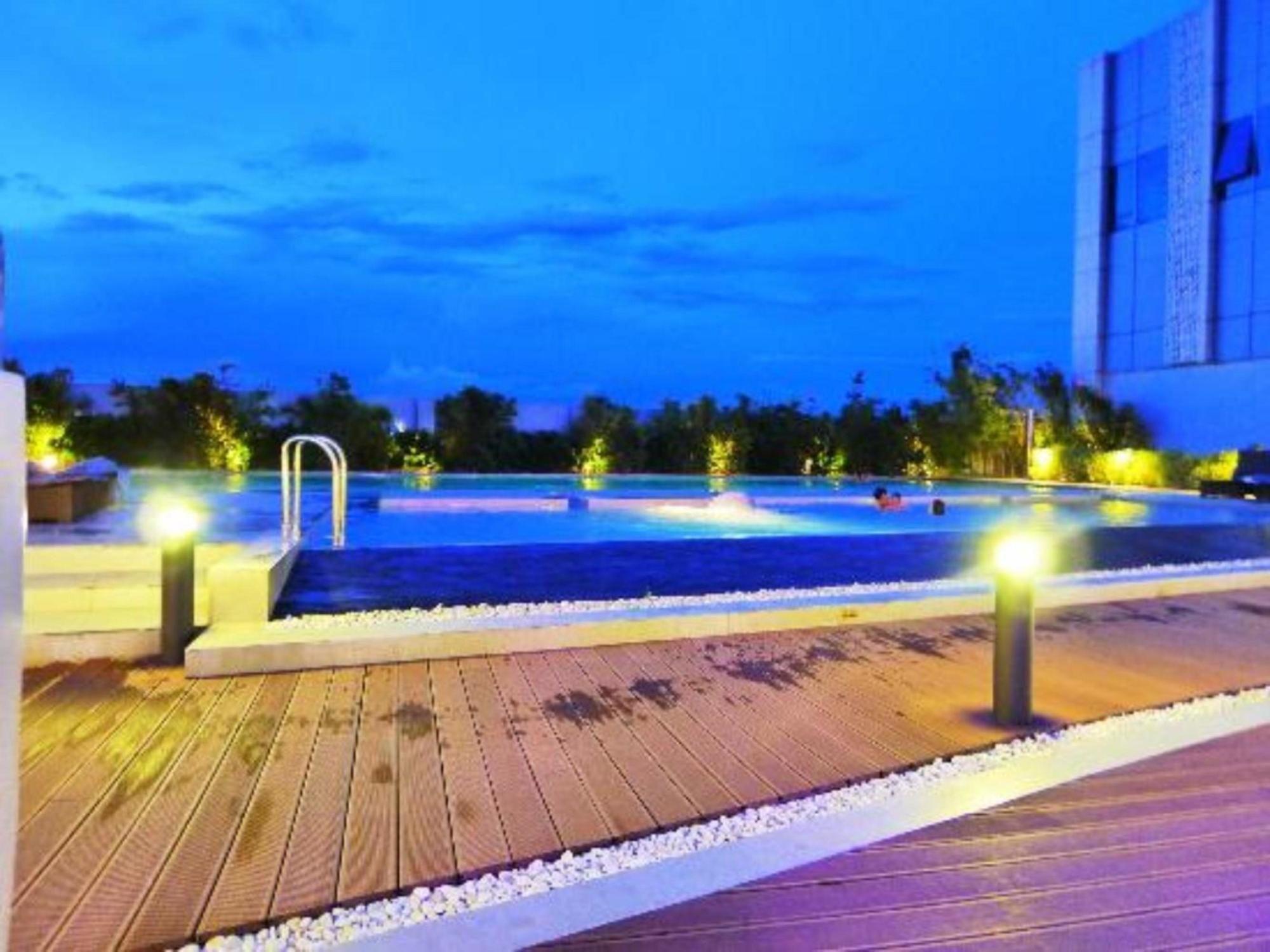 Crimson Hotel Filinvest City, Manila Muntinlupa City Екстериор снимка The artificial lake at the center of the complex