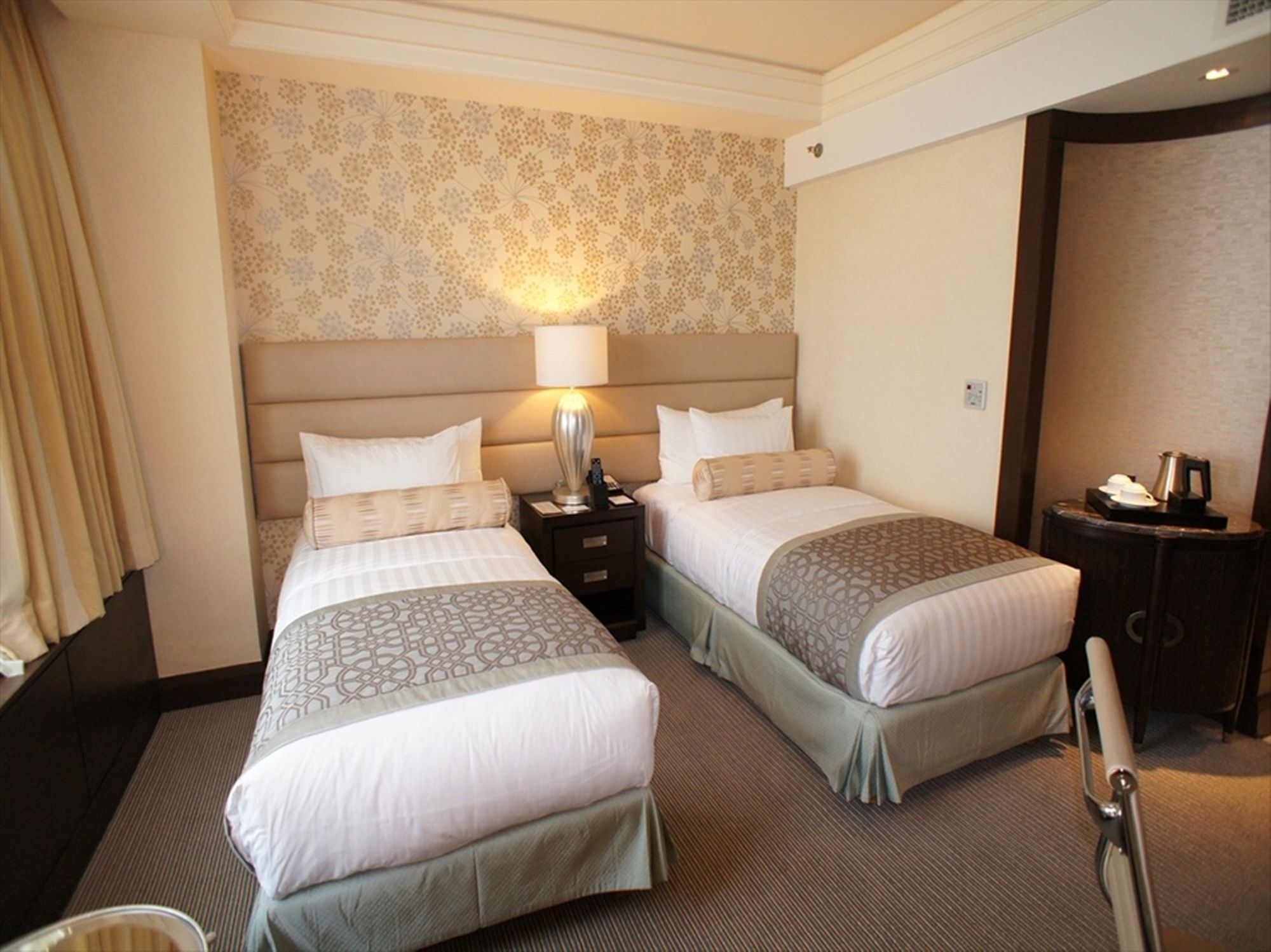 Crimson Hotel Filinvest City, Manila Muntinlupa City Екстериор снимка A room at the hotel