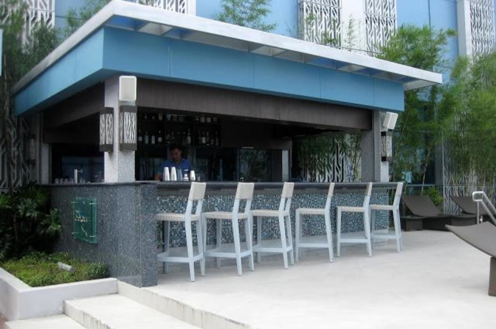 Crimson Hotel Filinvest City, Manila Muntinlupa City Екстериор снимка The poolside bar at the hotel
